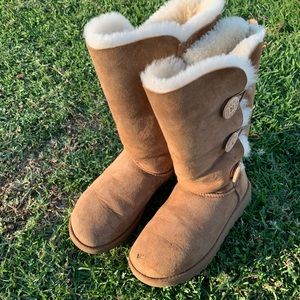 UGG 🔴 Bailey Button triplet In Chestnut